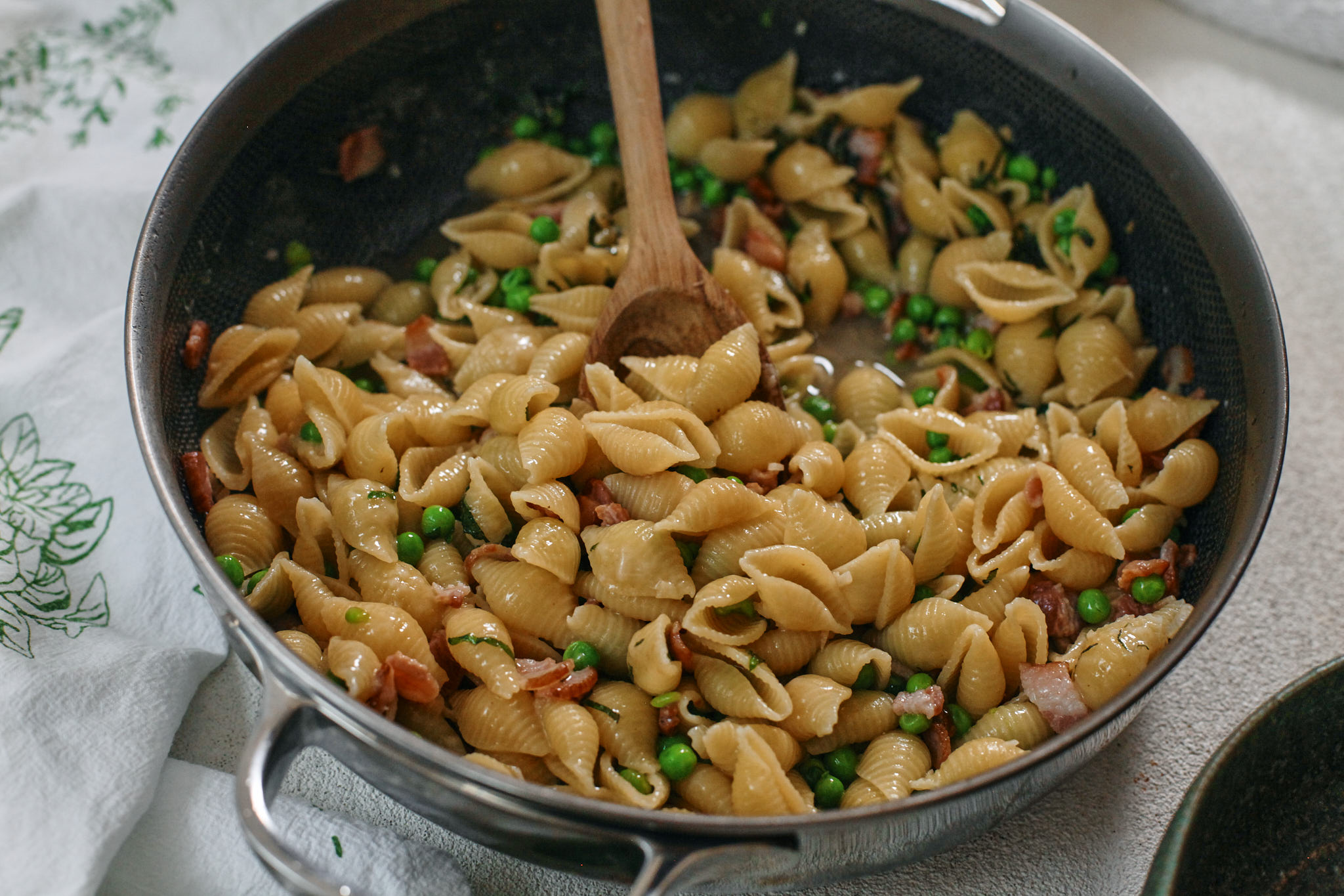 pasta with bacon, peas and mint