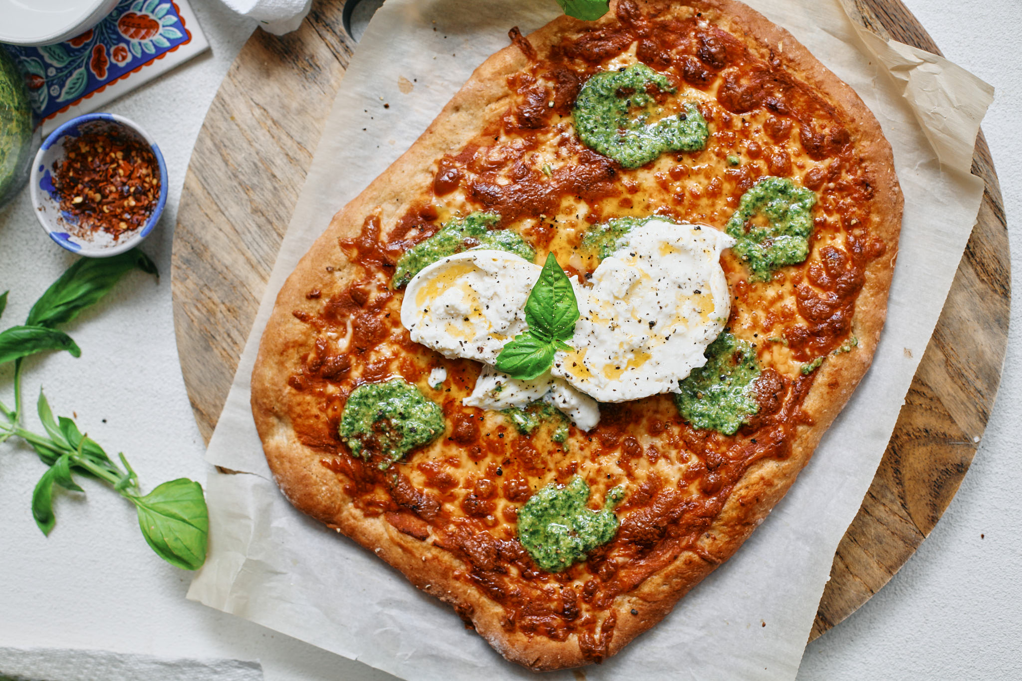 tomato, pesto & burrata pizza