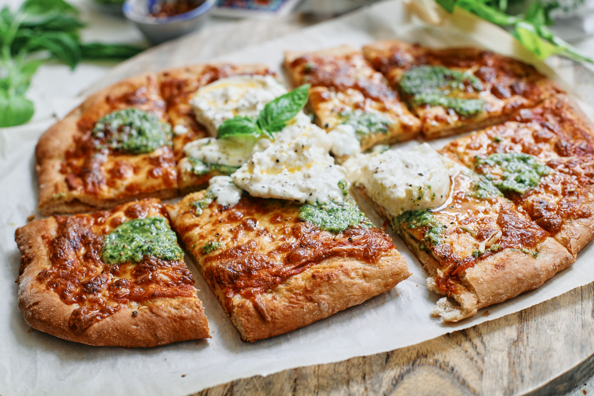 tomato, pesto & burrata pizza