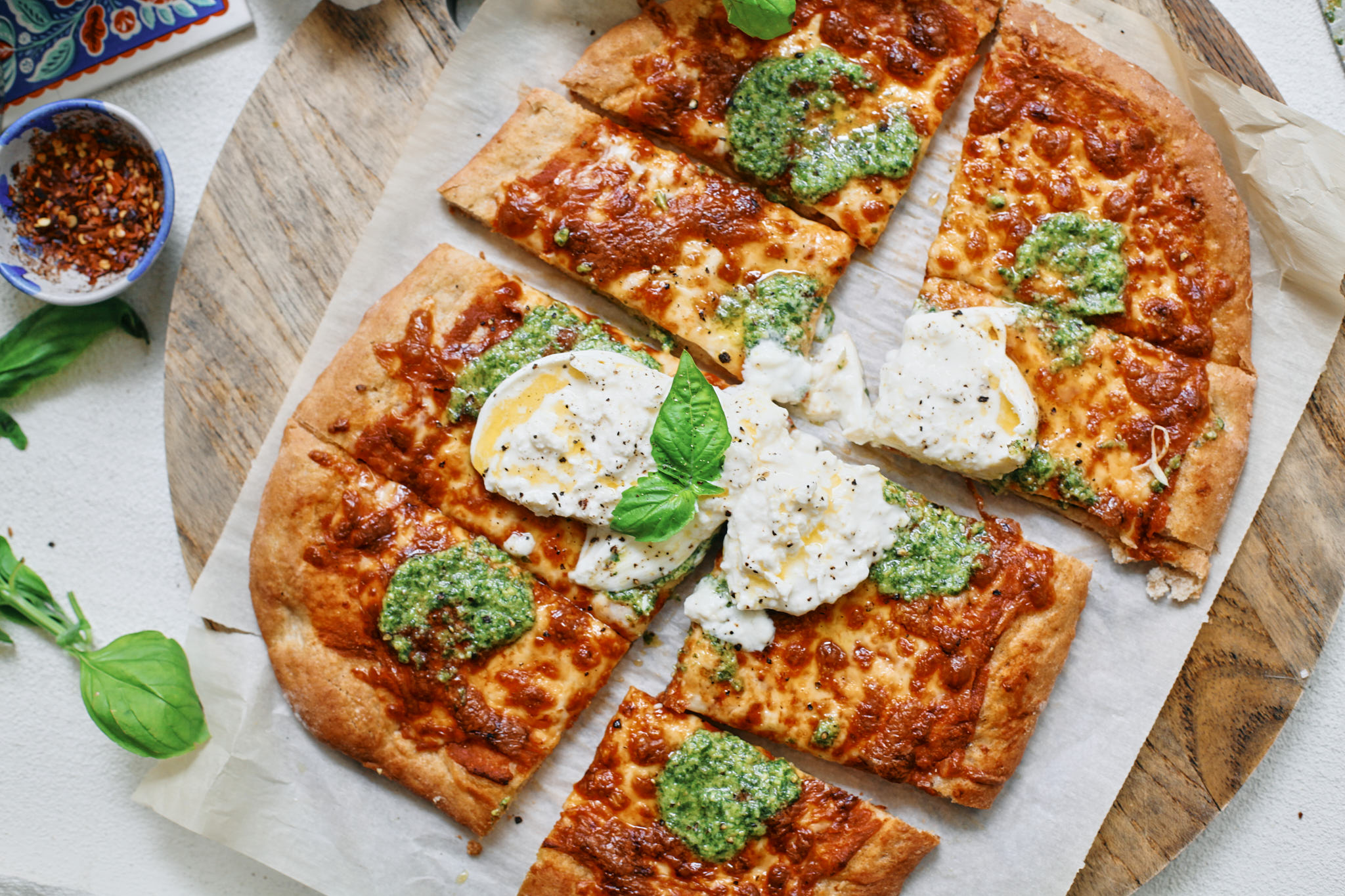 tomato, pesto & burrata pizza