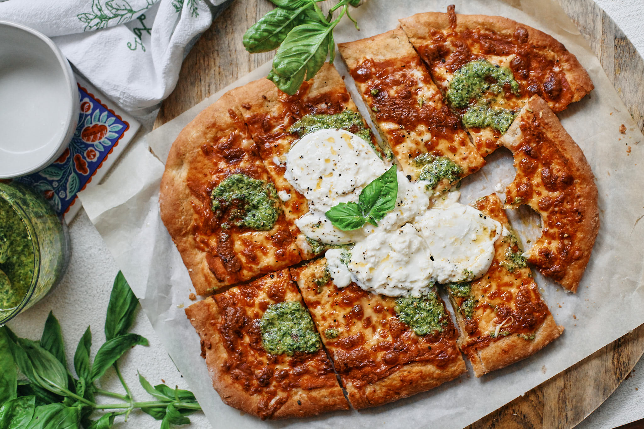 tomato, pesto & burrata pizza