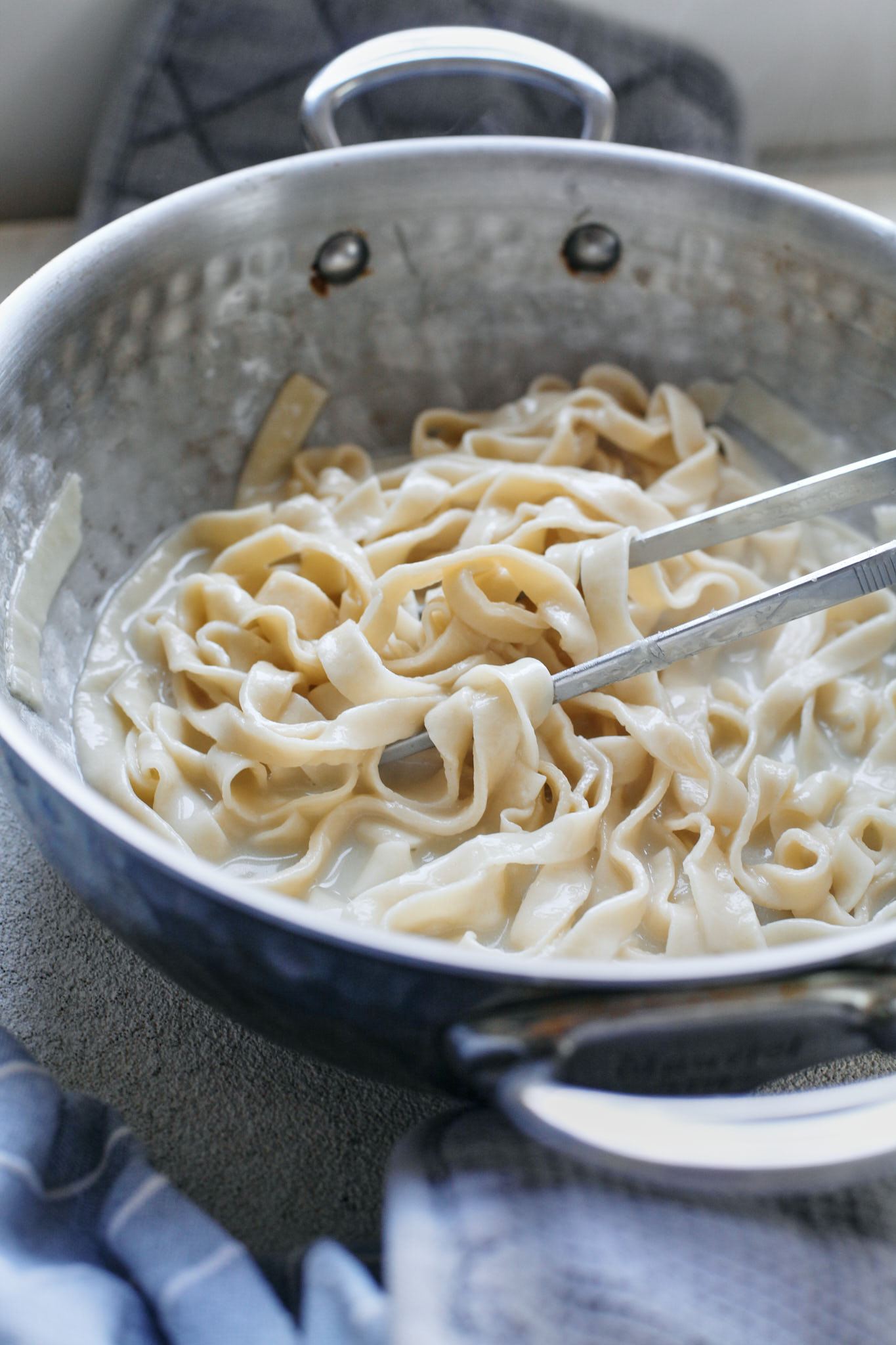 pasta alfredo in the pan